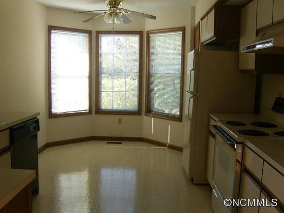eat-in kitchen