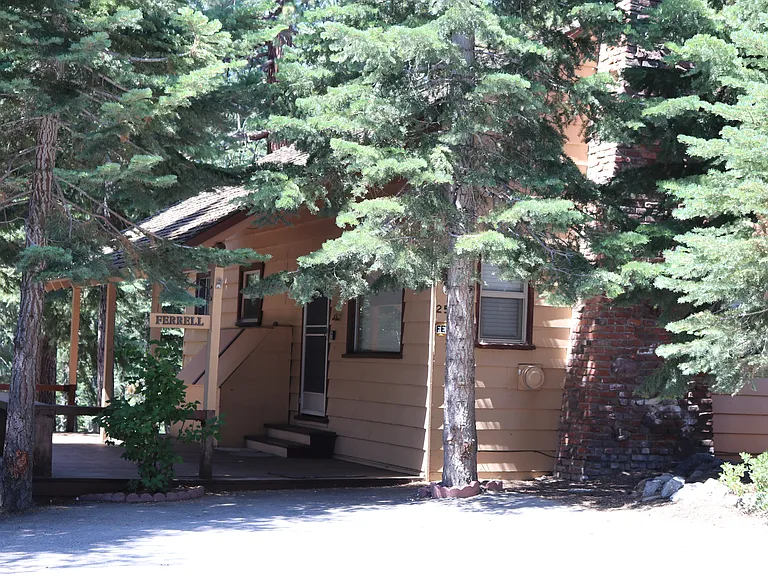 255 Old County Rd — Photo 1