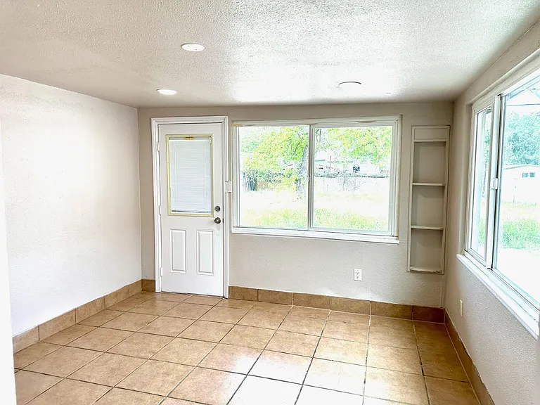 1612 N Normandie St — Photo 17