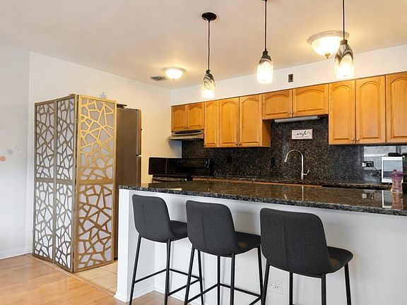 3rd image of 6121 N Sheridan Rd APT 4J