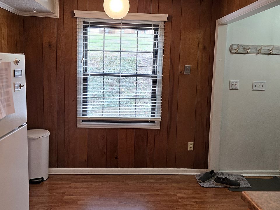 entrance into dining room/kitchen