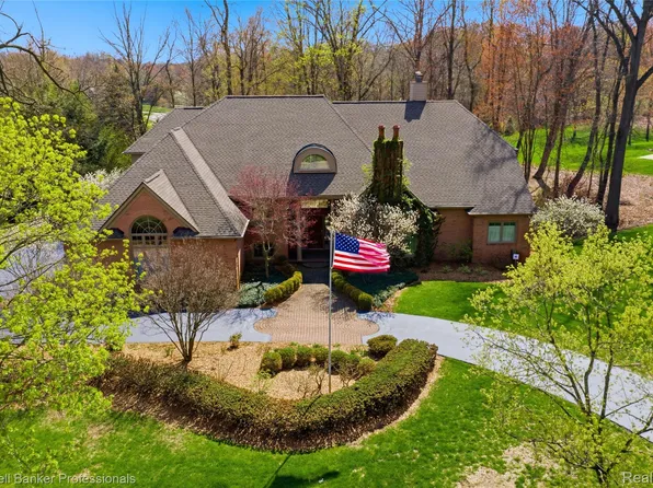 7520 Mistwood Dr, White Lake, MI 48383