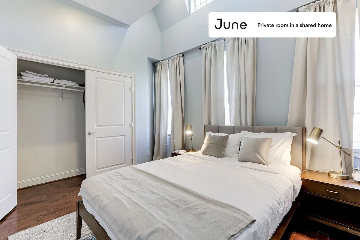 Queen bedroom in 5 bed/3.5 bath home in Capitol Hill #105 2C — Photo 2