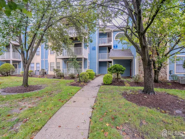 250 Crosspointe Dr, East Brunswick, NJ 08816