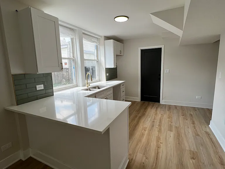 646 W 47th Pl #1 — Photo 6