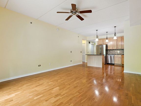 5th image of 2335 W Belle Plaine Ave APT 106