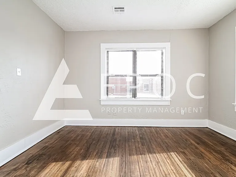 705 E Hughbert St — Photo 1