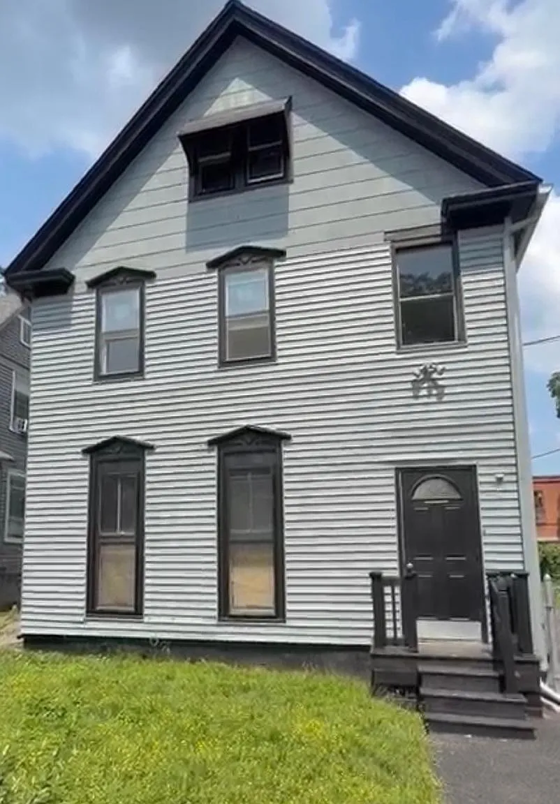 4 bed, $850 — Photo 1