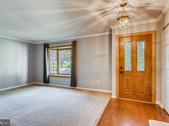 3rd image of 139 Bourbon Ct