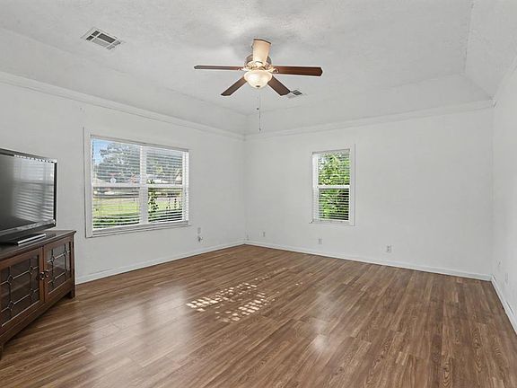 5th image of 207 E Juniper Ln