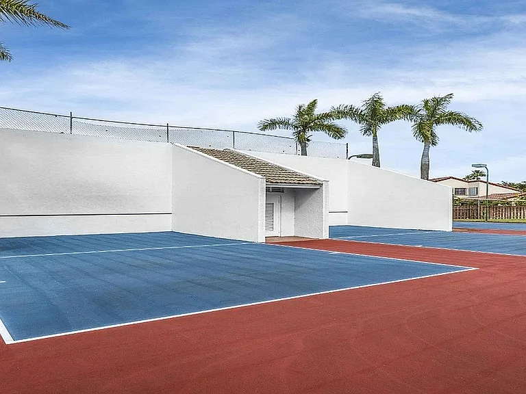 4 Lighted Racquetball Courts