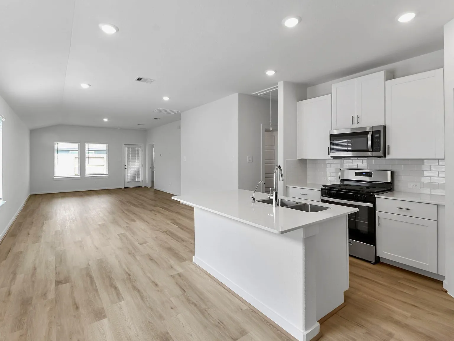 3 bed, 2.0 bath, 1449 sqft, $2,000 — Photo 3