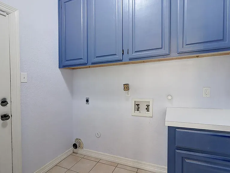 7810 Duchess St — Photo 2
