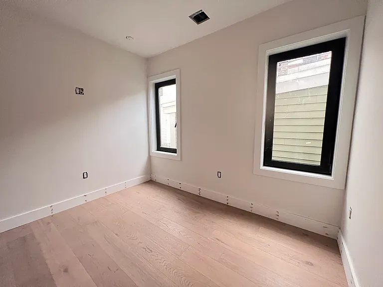 207 W 7th St #301 — Photo 12