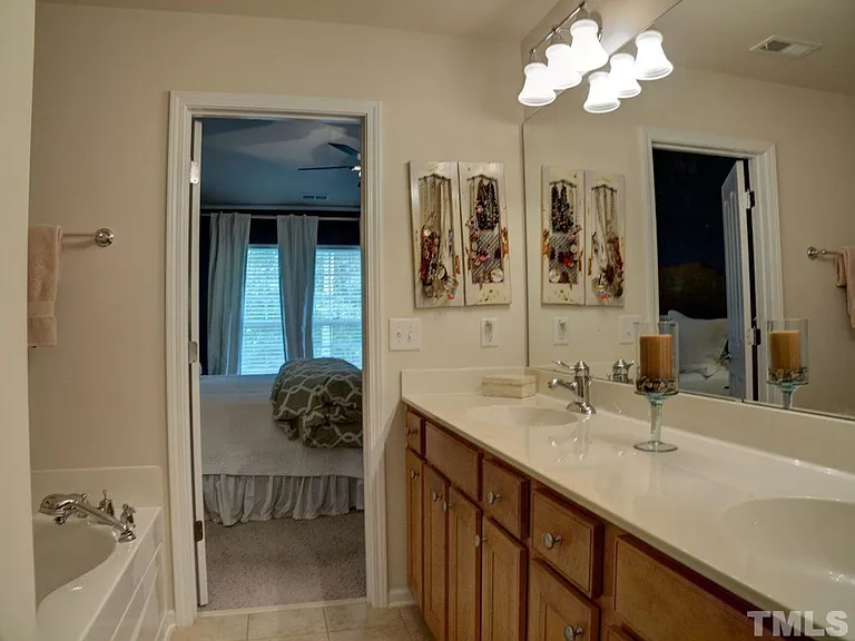 516 Dyersville Dr — Photo 9
