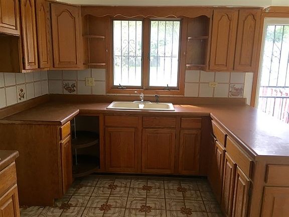 3rd image of 16508 Central Park Ave