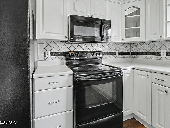 5th image of 525 Parkstone Ln