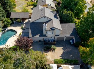 877 Sunriver Ln, Redding, CA 96001