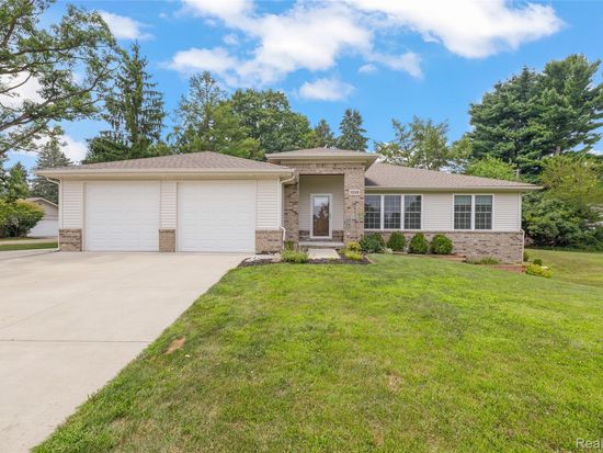 1235 Fox Hills Dr, Howell, MI 48843