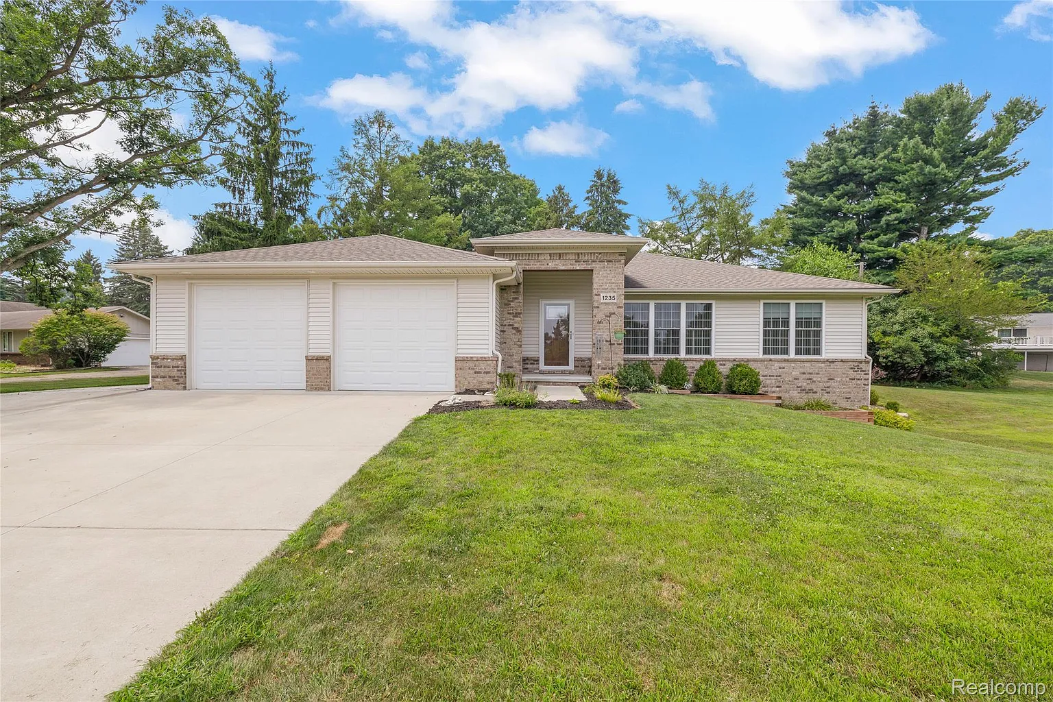 1235 Fox Hills Dr photo 1