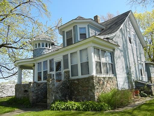 2nd image of 1207 N River Rd