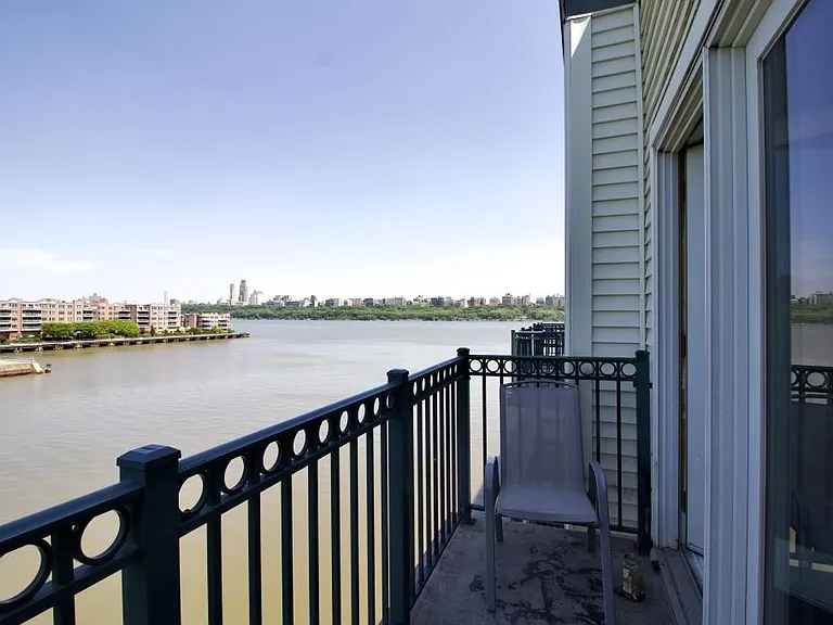 340 The Promenade — Photo 3