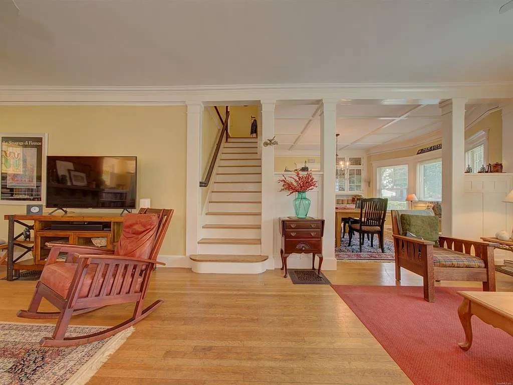 3 bed, 2023 sqft, $3,000 — Photo 2