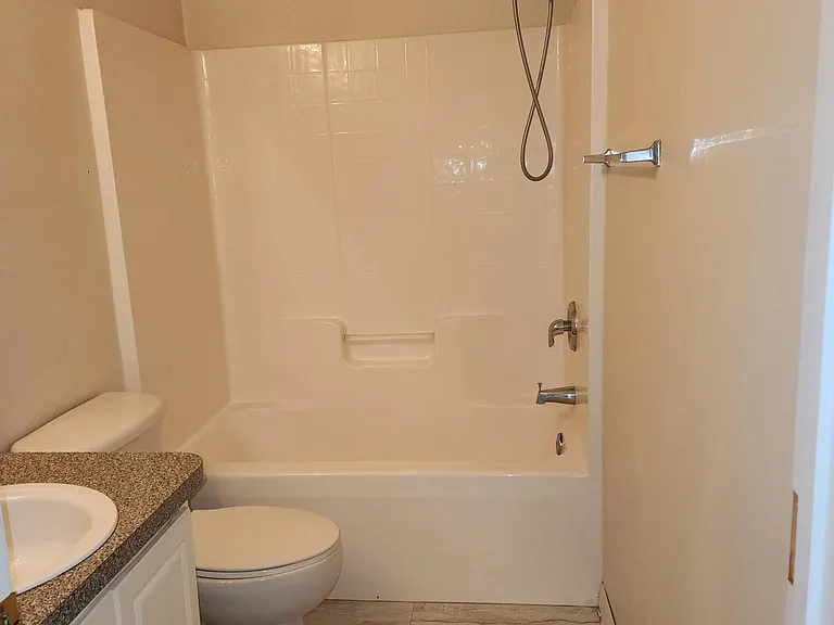 142 Sweet Bay St — Photo 12