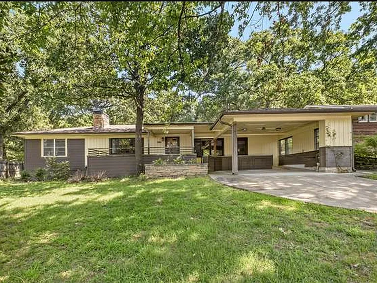 1054 N Eva Ave — Photo 1