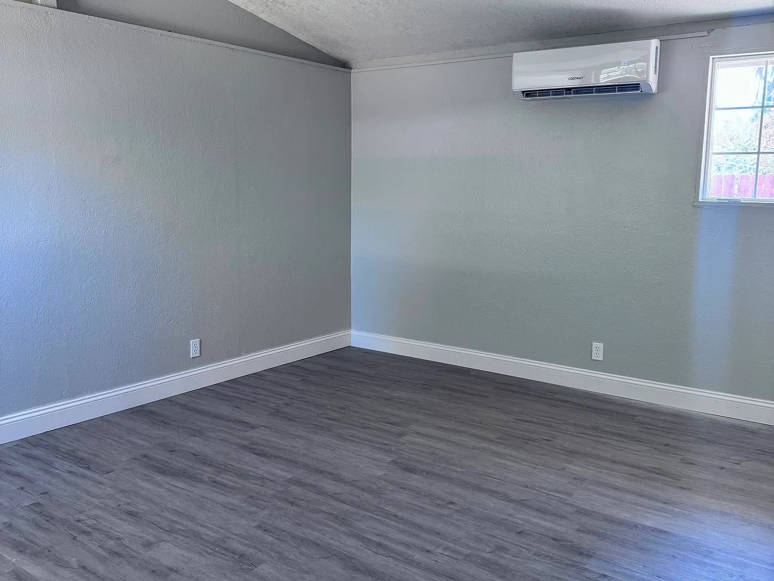 3914 N Mariposa St — Photo 3