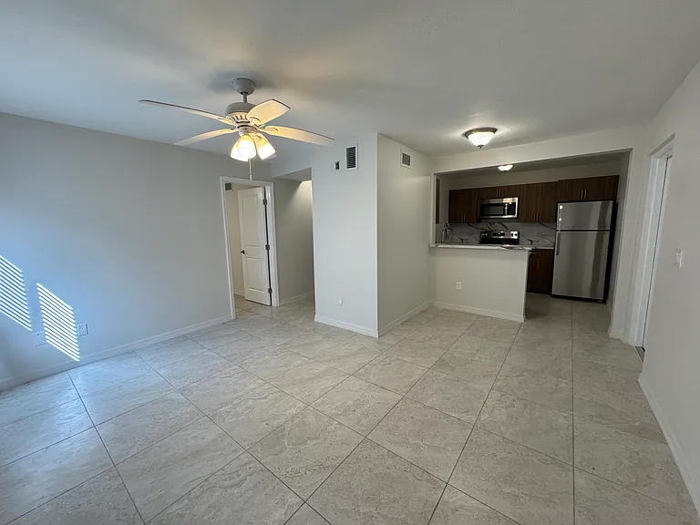 Marbella Apartments — Photo 6