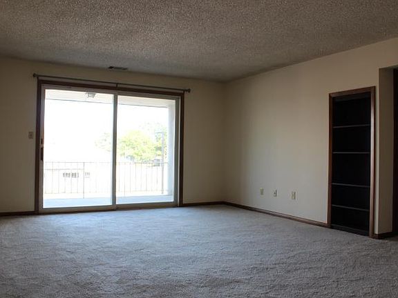 Livingroom with sliding door to balcony