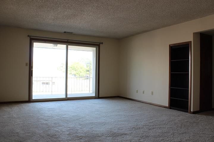 Livingroom with sliding door to balcony