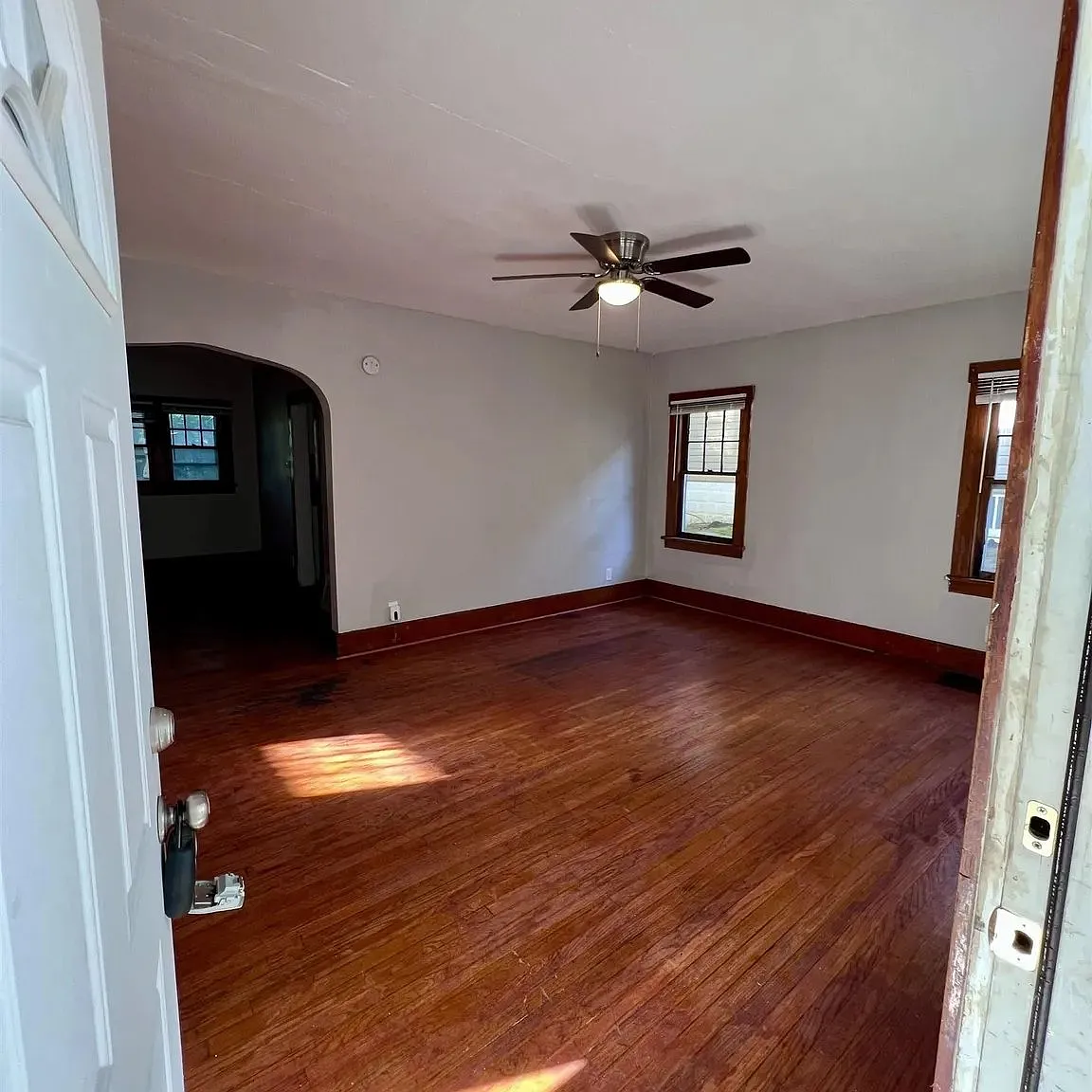 3 bed, 1.0 bath, 1129 sqft, $1,139 — Photo 2