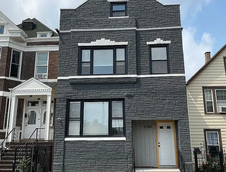 2542 S Albany Ave #1R — Photo 1