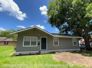 310 N Shanks Rd, Clute, TX 77531