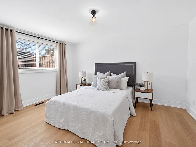 26 Dellbrook Cres — Photo 18