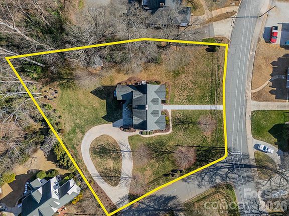 3rd image of 27 Circle Dr