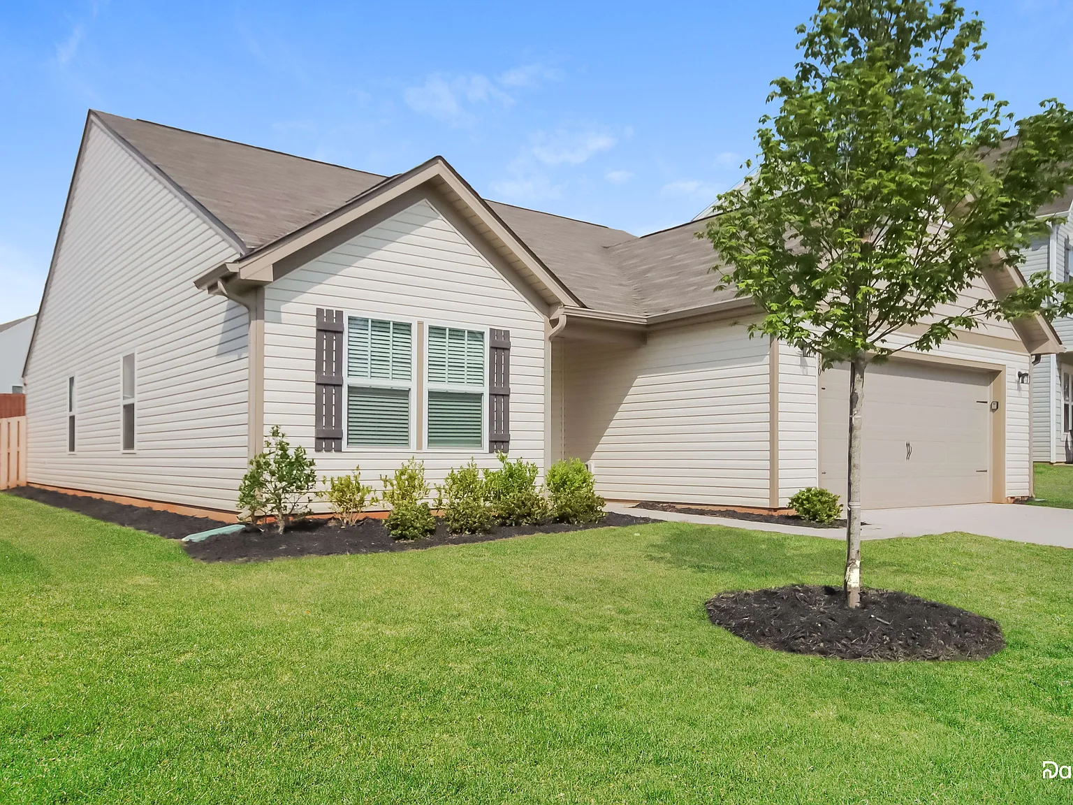 3 bed, 2.0 bath, 1678 sqft, $2,015 — Photo 2