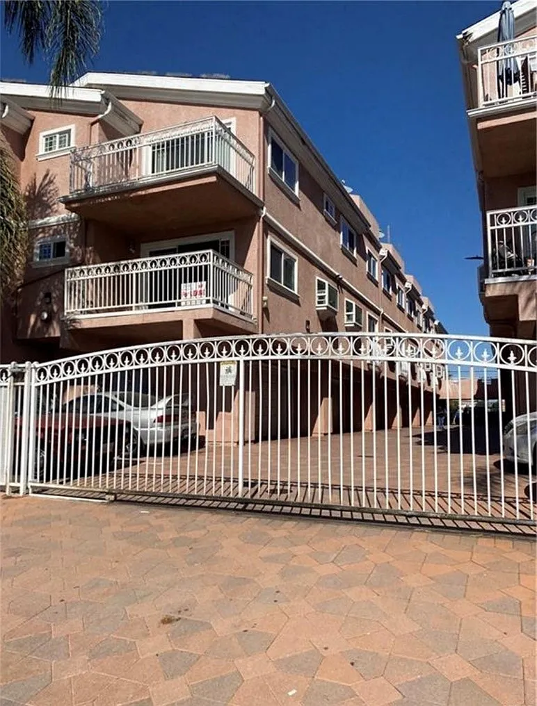 3 bed, 2.5 bath, 1650 sqft, $3,500 — Photo 1