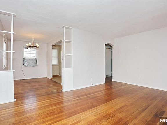 3rd image of 110 Canterbury Ave