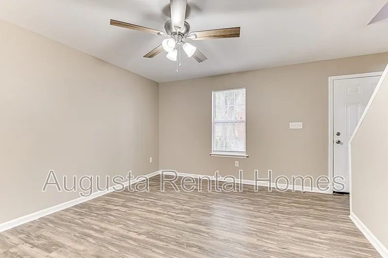 2 bed, 1.5 bath, 1005 sqft, $950 — Photo 3