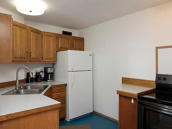 4th image of 832 Landon Ln