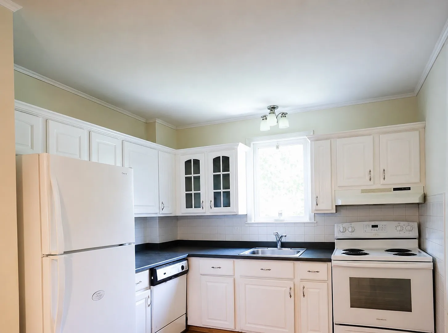 2 bed, 726 sqft, $2,400 — Photo 2