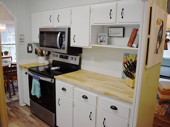 3rd image of 28944-18 Hubbard St