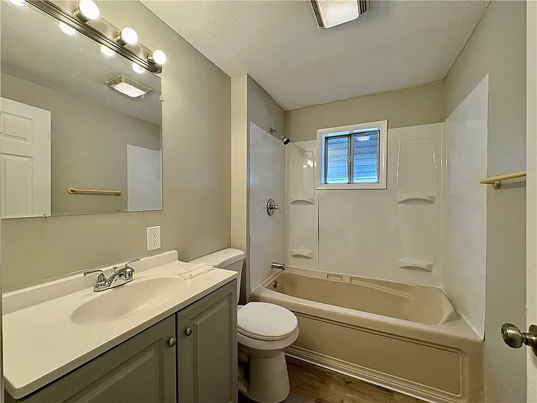 594 E Madison St — Photo 13
