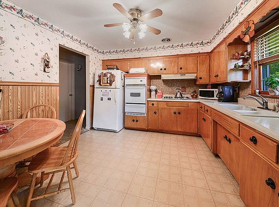 5th image of 6217 W 90th St