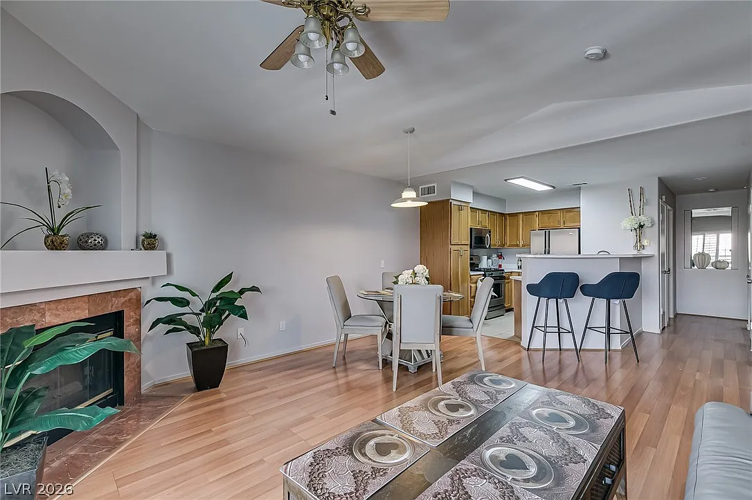 2 bed, 2.0 bath, 1006 sqft, $1,699 — Photo 2