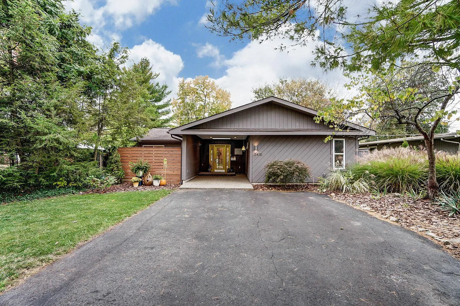 2435 Edgevale Rd photo 1