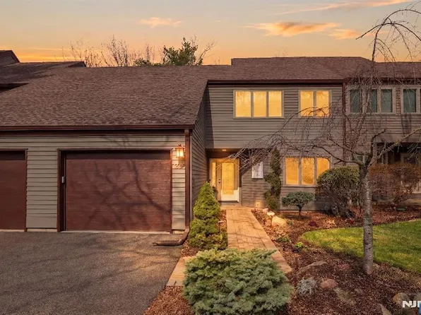 20 Romopock Ct, Mahwah, NJ 07430